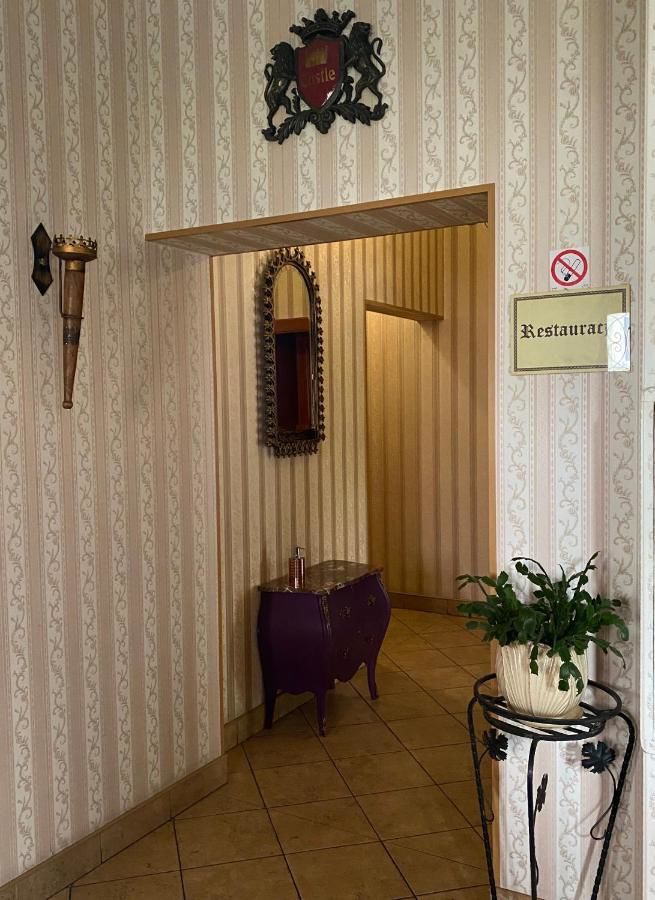 Отель Hotel i Restauracja Castle Быстшица-Клодзка-30